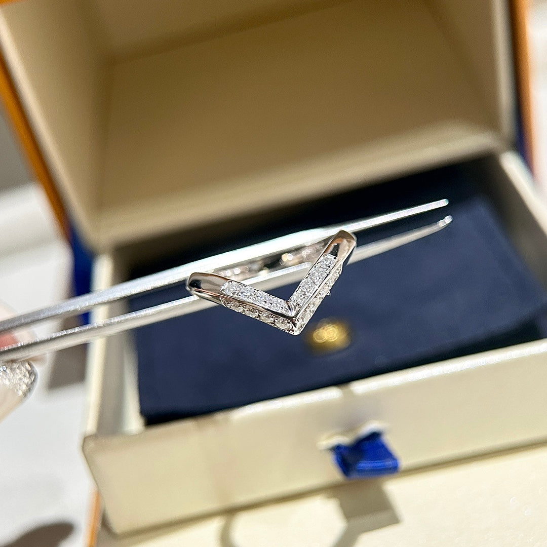 18K Louis Vuitton V Diamonds Ring